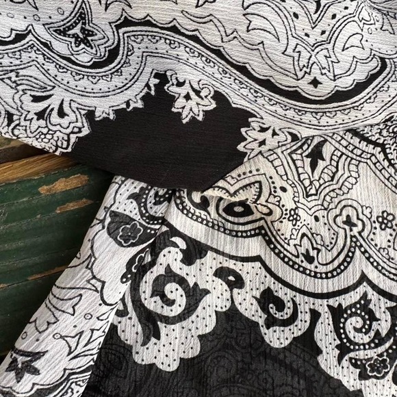 Black & white paisley print babydoll top with V-neckline and short sleeves - Picture 2 of 6